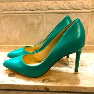 NWOT Nine West teal green pointy toe heels. Mid heel height stiletto. New Size 7